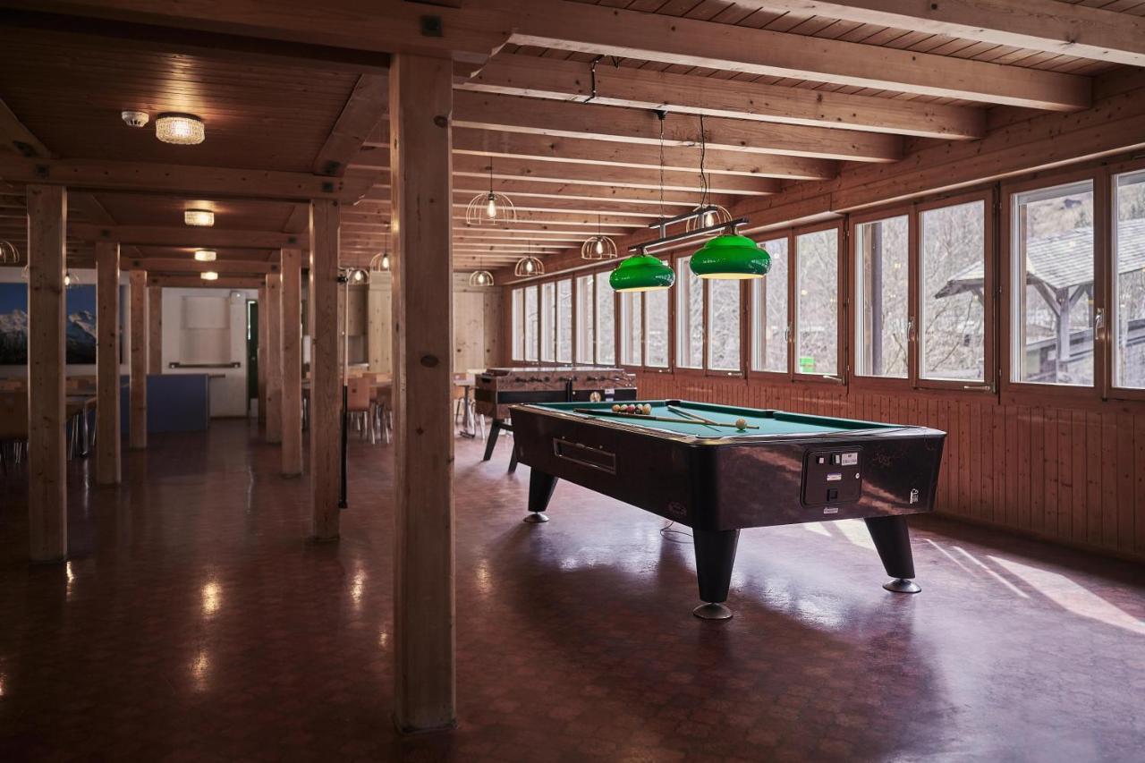 Alpine Base Hostel - Adults Only ラウターブルンネン エクステリア 写真