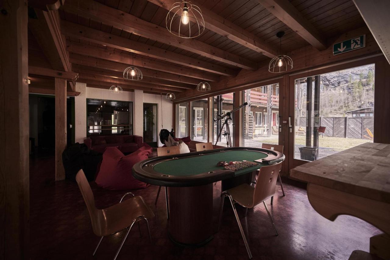 Alpine Base Hostel - Adults Only ラウターブルンネン エクステリア 写真