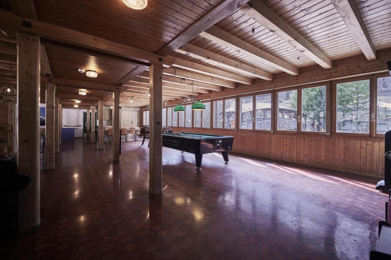 Alpine Base Hostel - Adults Only ラウターブルンネン エクステリア 写真
