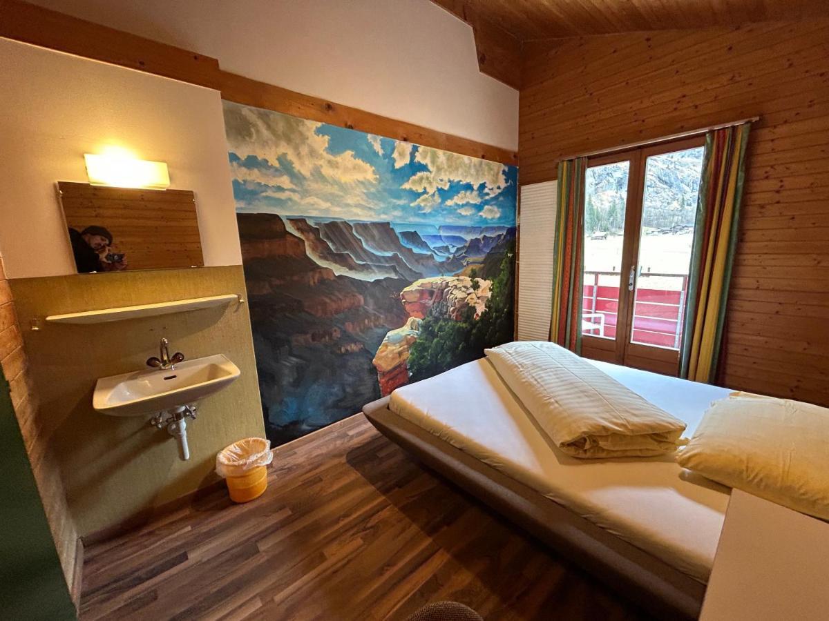 Alpine Base Hostel - Adults Only ラウターブルンネン エクステリア 写真