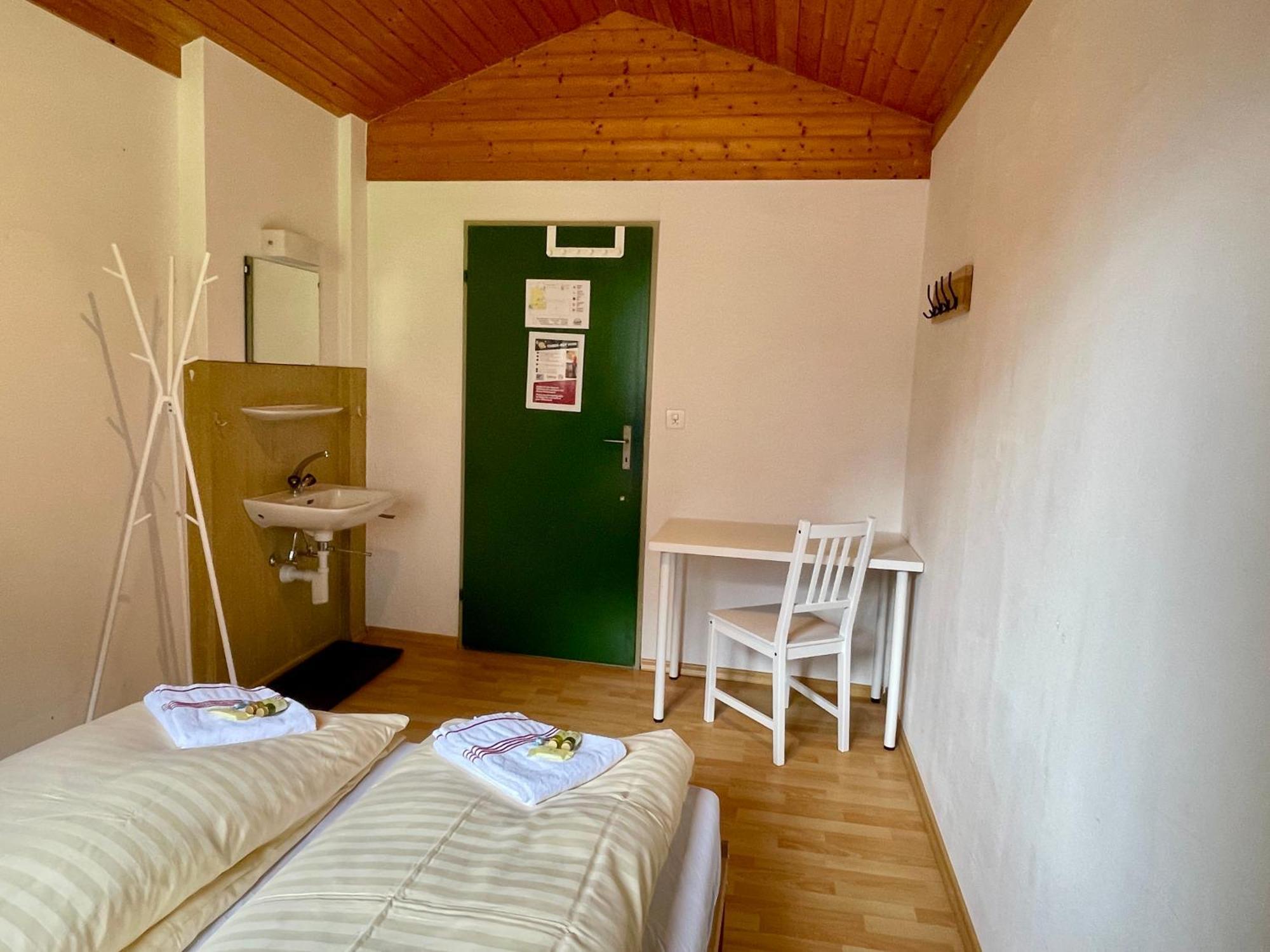 Alpine Base Hostel - Adults Only ラウターブルンネン エクステリア 写真