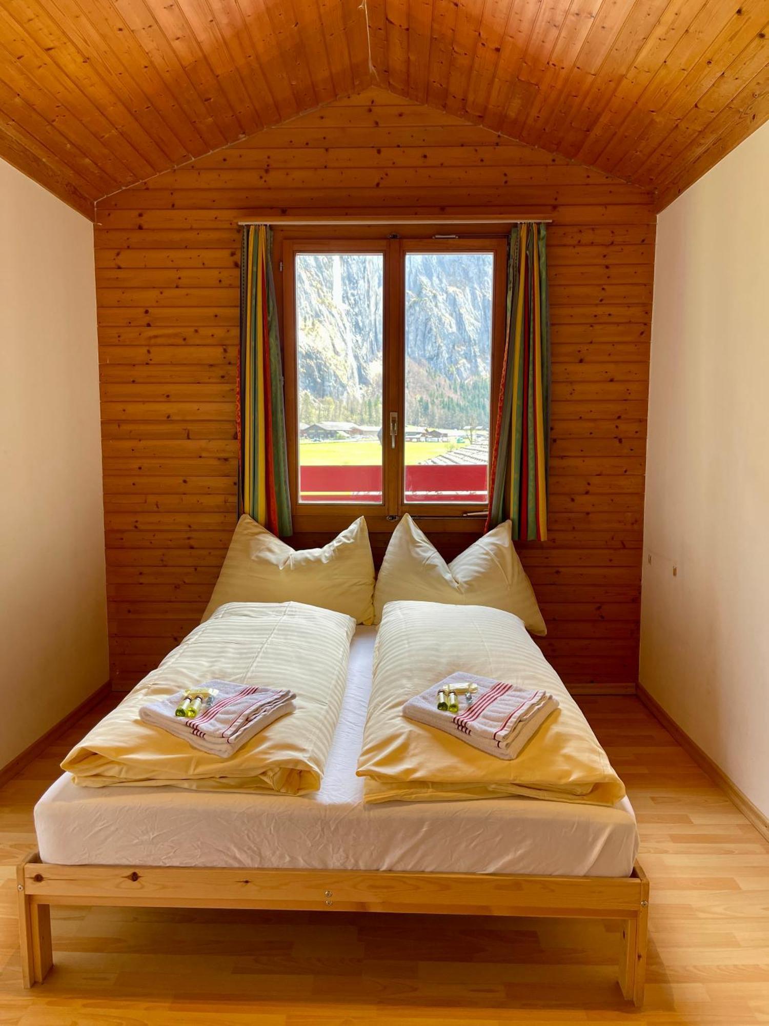 Alpine Base Hostel - Adults Only ラウターブルンネン エクステリア 写真