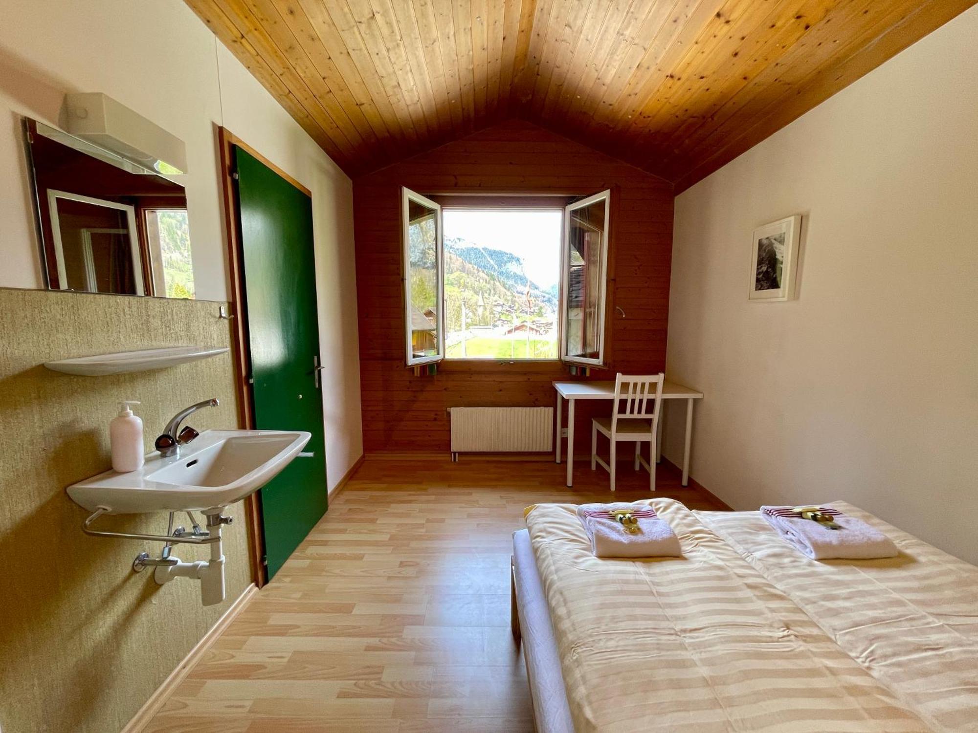 Alpine Base Hostel - Adults Only ラウターブルンネン エクステリア 写真