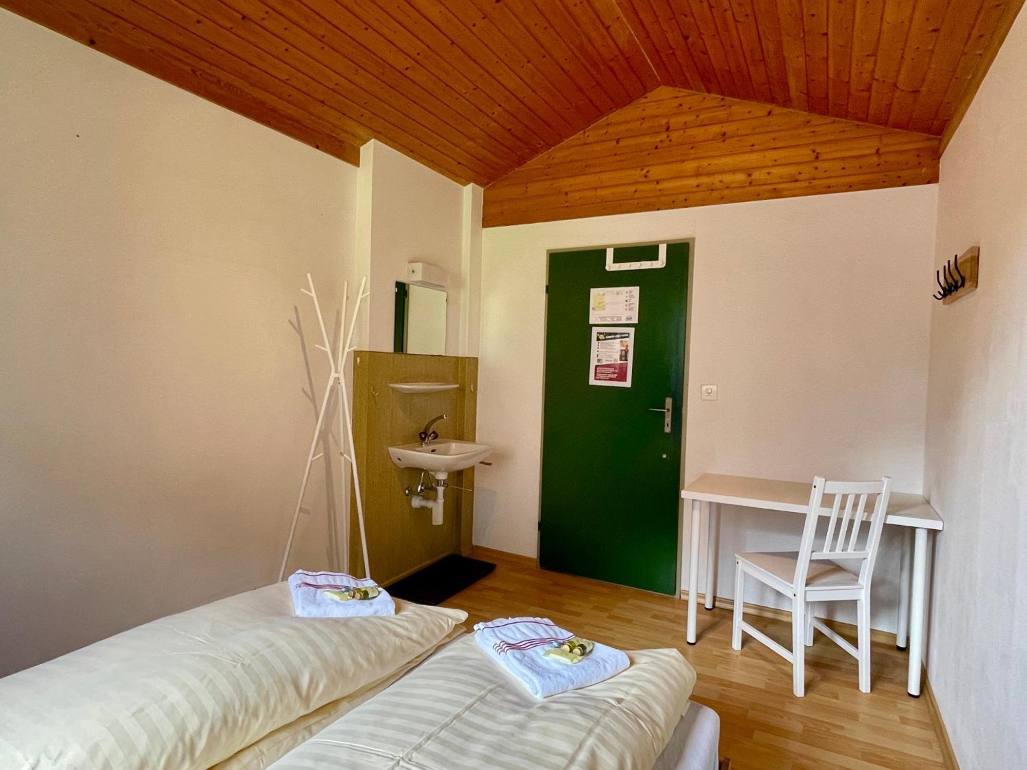 Alpine Base Hostel - Adults Only ラウターブルンネン エクステリア 写真