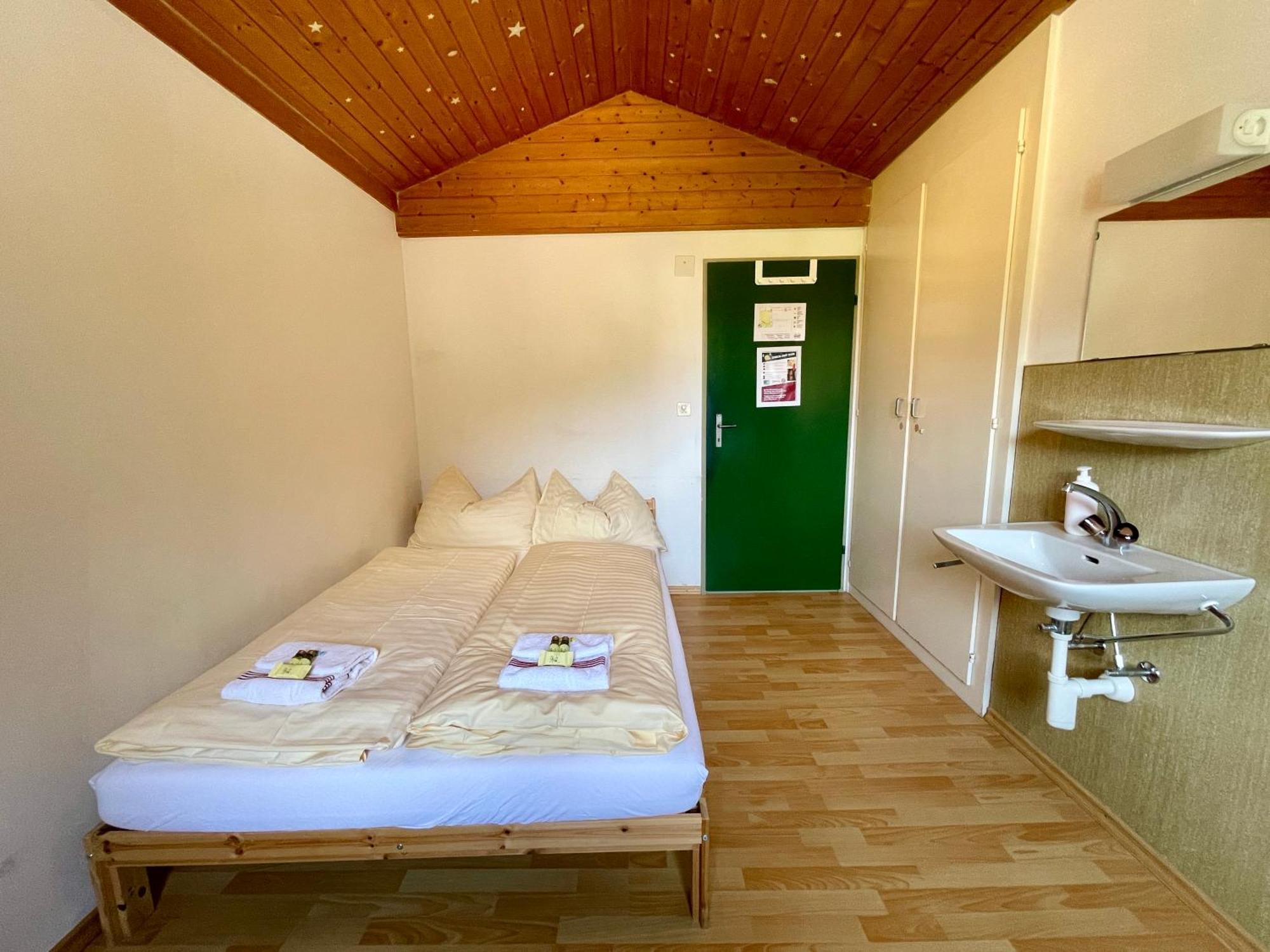 Alpine Base Hostel - Adults Only ラウターブルンネン エクステリア 写真