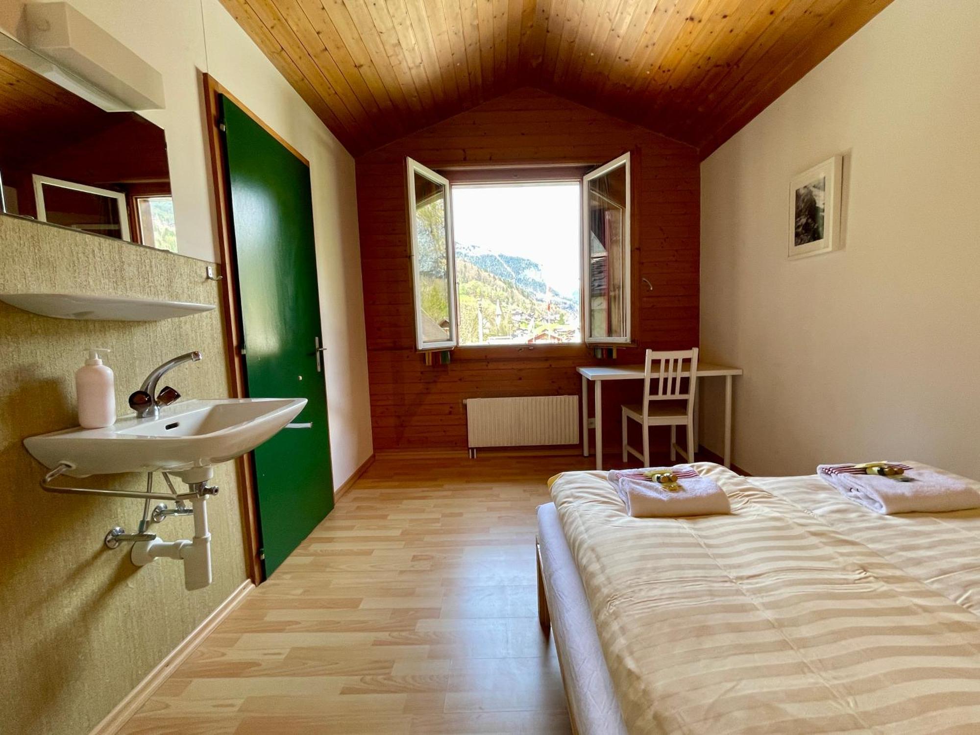 Alpine Base Hostel - Adults Only ラウターブルンネン エクステリア 写真
