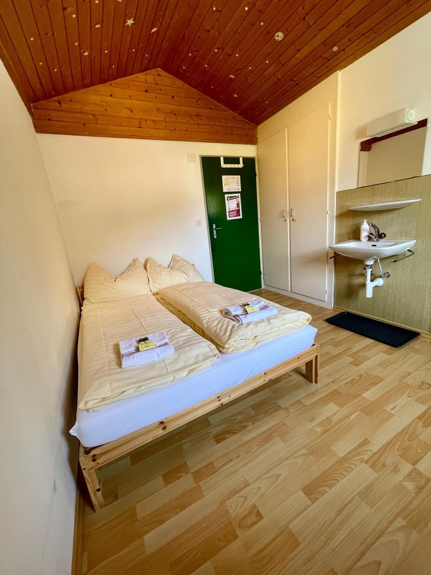 Alpine Base Hostel - Adults Only ラウターブルンネン エクステリア 写真