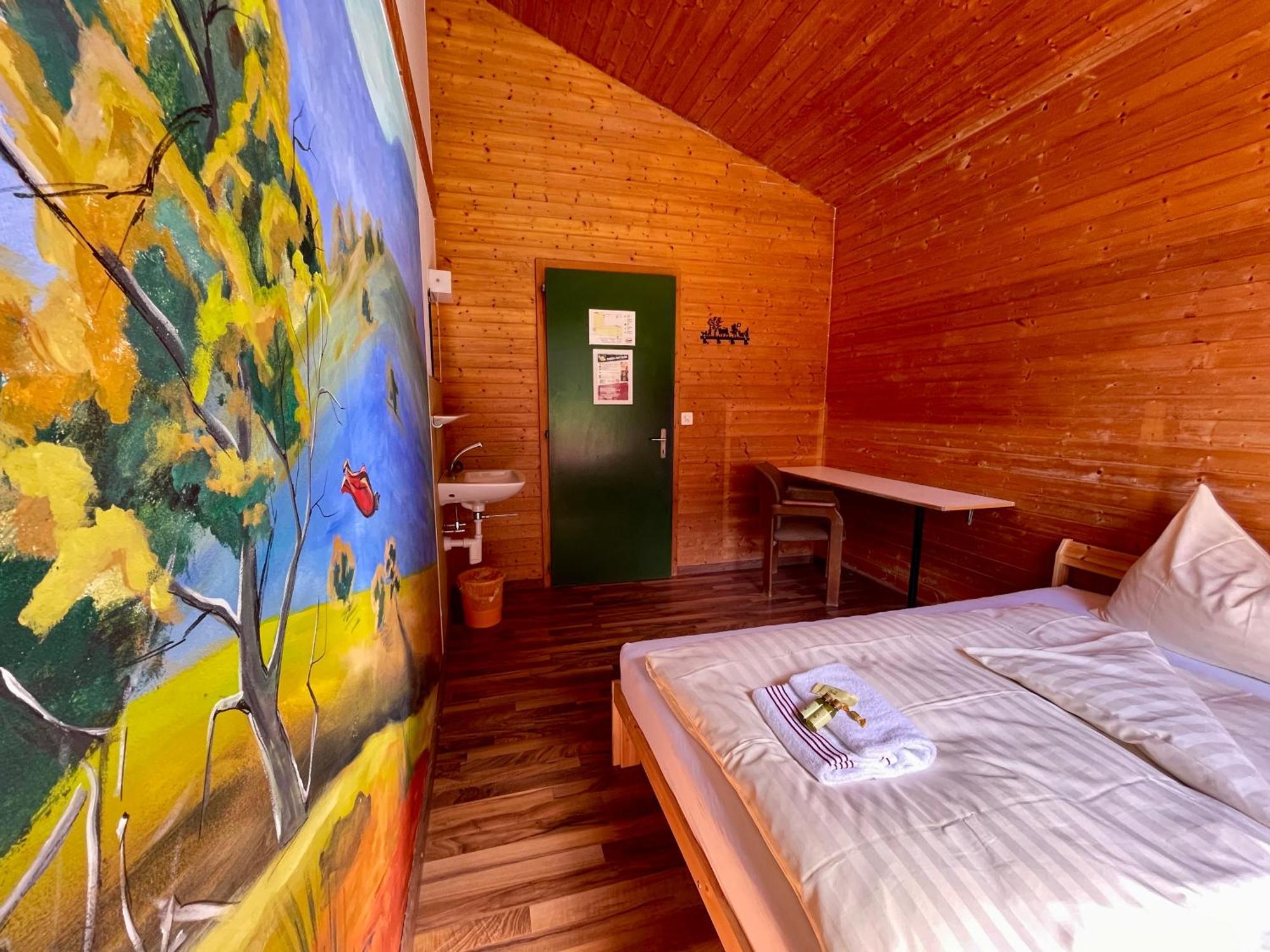 Alpine Base Hostel - Adults Only ラウターブルンネン エクステリア 写真