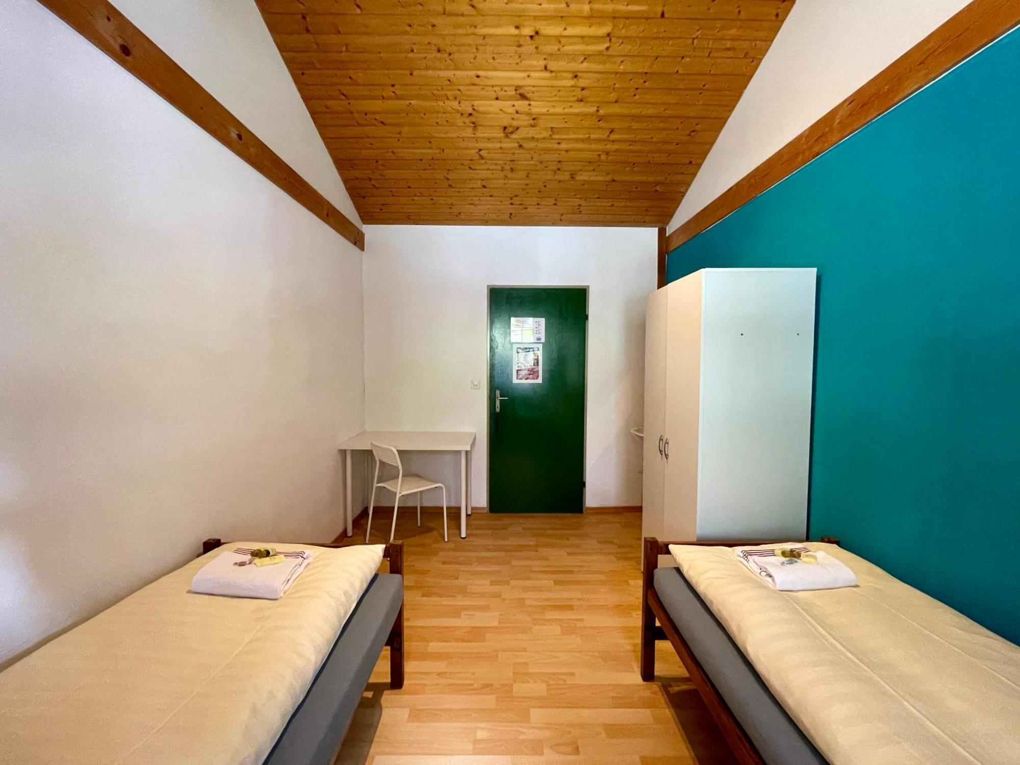 Alpine Base Hostel - Adults Only ラウターブルンネン エクステリア 写真