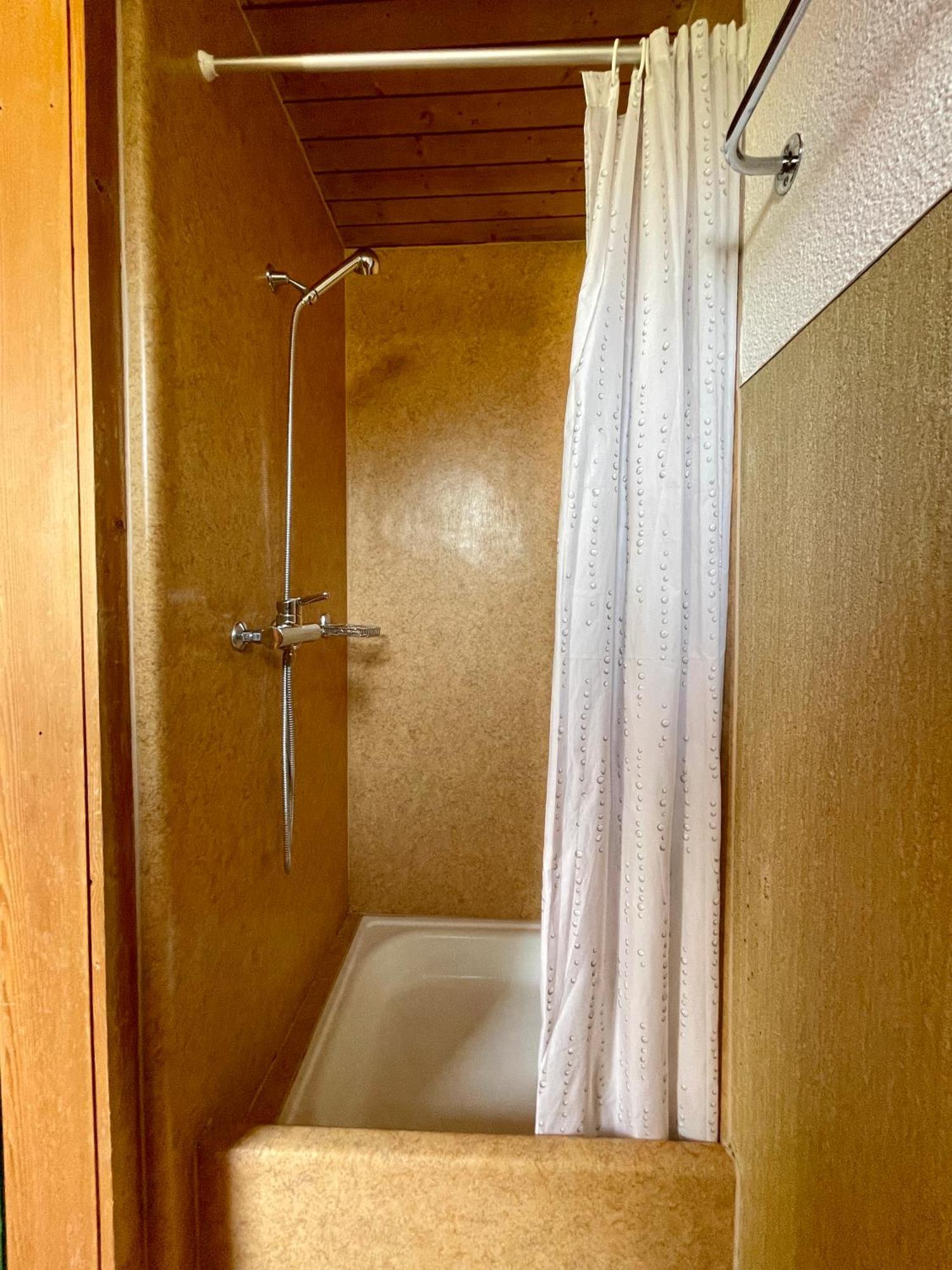 Alpine Base Hostel - Adults Only ラウターブルンネン エクステリア 写真