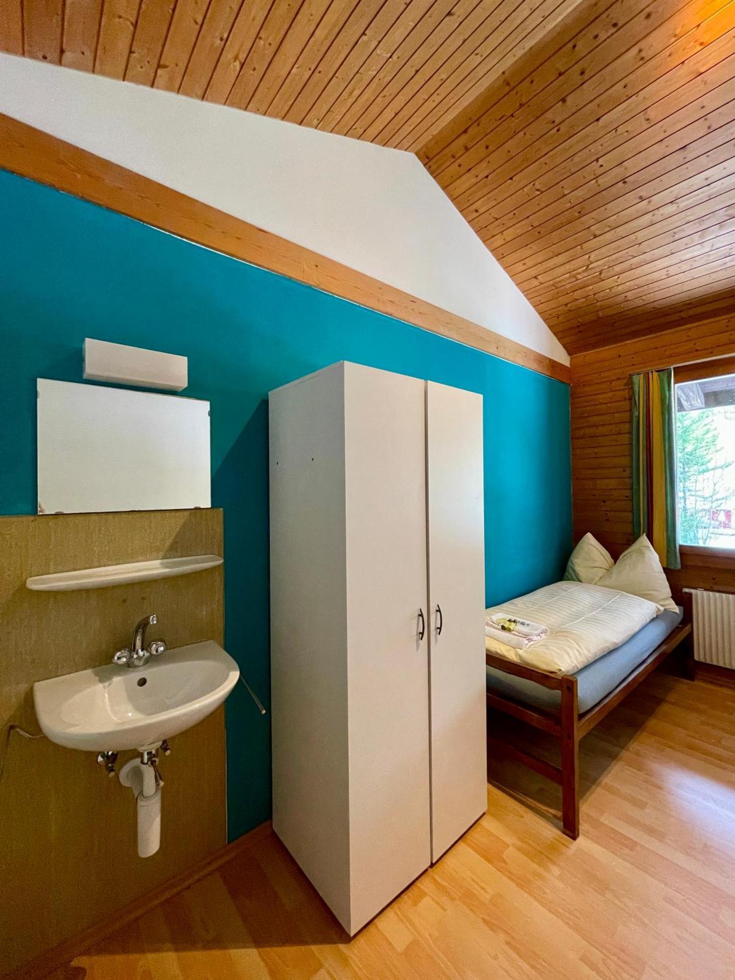 Alpine Base Hostel - Adults Only ラウターブルンネン エクステリア 写真